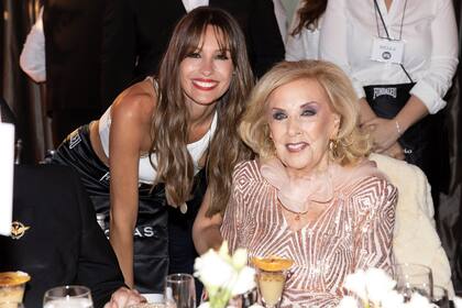 Pampita se acercó a saludar a Mirtha Legrand, que estaba sentada en la mesa de Consultatio.