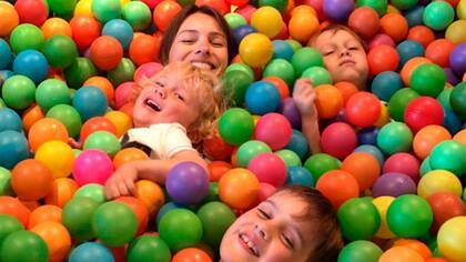 Pampita se divierte con sus hijos