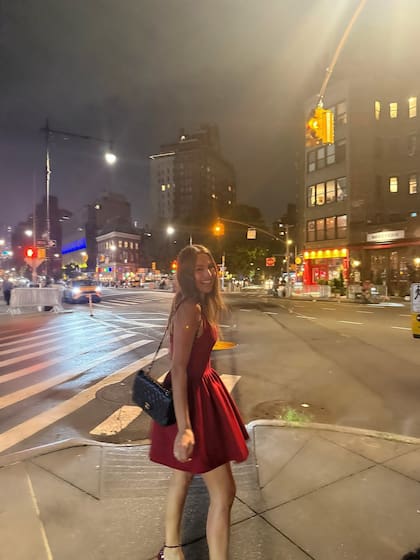 Pampita se lució con un elegante vestido rojo durante su viaje a Nueva York (Foto: Instagram @pampitaoficial)