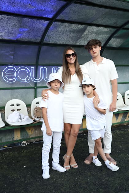 Pampita se unió al dress code familiar y optó por un vestido blanco para acompañar a sus hijos
