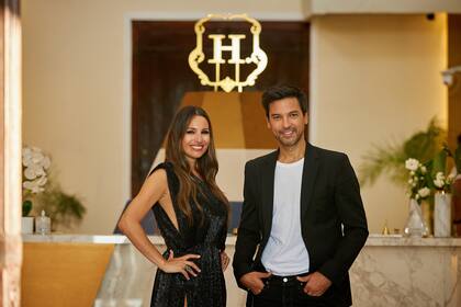 Pampita y el Chino Leunis, conductores de El hotel de los famosos