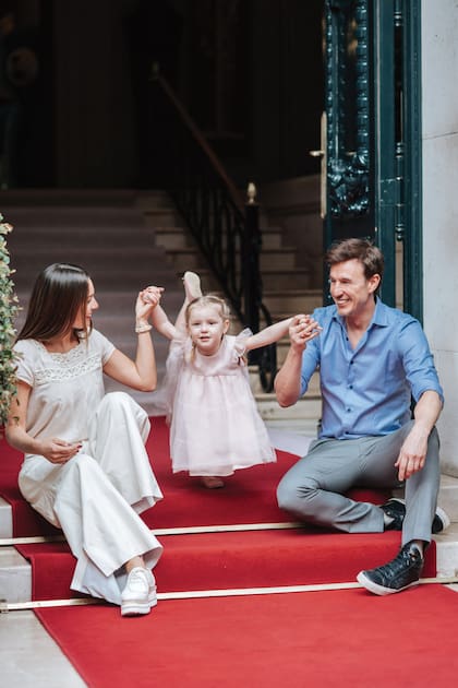 Pampita y Roberto ayudan a su hija a lucirse con un grand battement, una de las posiciones que aprendió en sus clases de ballet.