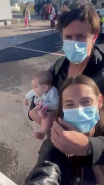 Pampita y Roberto García Moritán junto a su hija, Ana