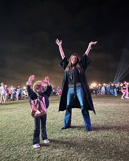 Pampita y su hija Anita en el cierre del Lollapalooza (Foto: Instagram)