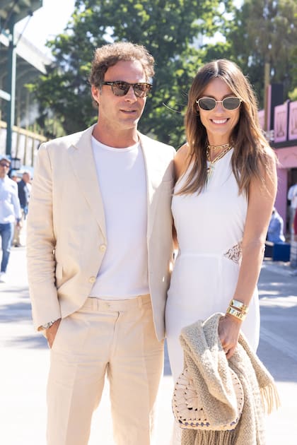 Pampita y su novio, Martín Pepa, eligieron looks coordinados.