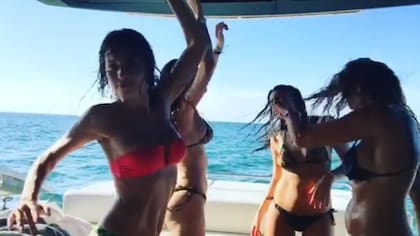 Pampita y sus amigas, bailando