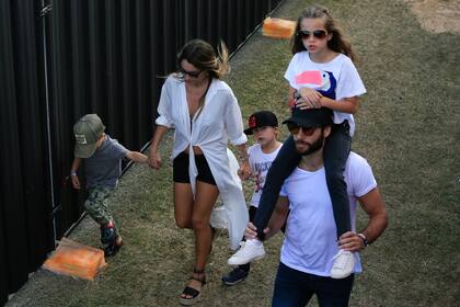 Pampita junto a sus hijos y su novio con su pequeña, días atrás en una de las jornadas del Lollapalooza