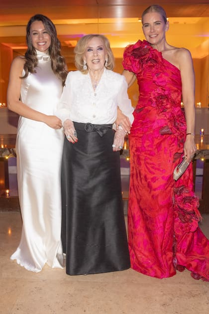 Pampita y Valeria escoltan a Mirtha hacia el salón. "Icónicas" les dijo alguien a su paso