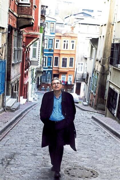 Pamuk camina por el barrio de Balat, Estambul