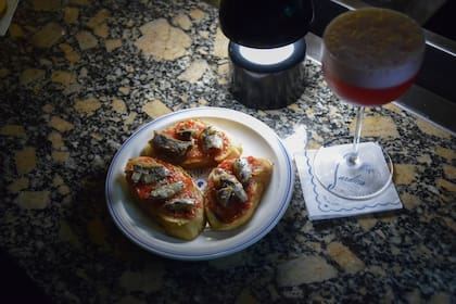 Pan con sardina y tomate