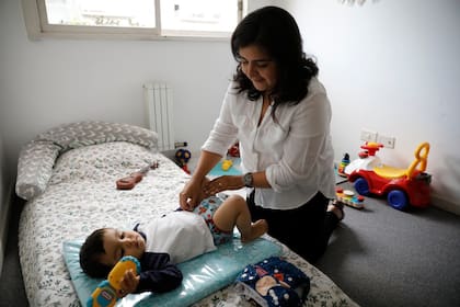 Mercedes Monserrat junto a su hijo Hilario, cambiandole los pañales de tela