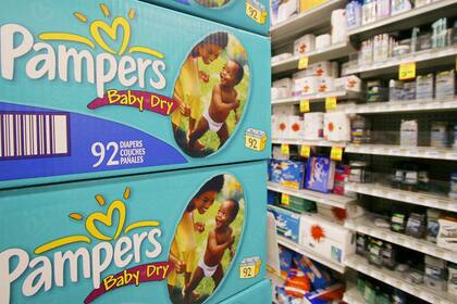 P&G confirmó que los consumidores de menores ingresos cambiaron productos premium por versiones más baratas