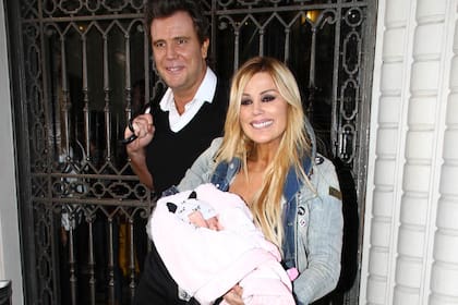 Panam junto a su marido, Ricardo Pini y la pequea Sofa en la puerta del Otamendi