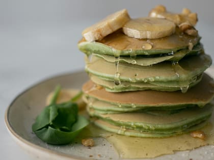 Pancakes de matcha con miel y banana