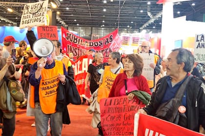 Pancartas, megáfonos y panfletos, en la protesta de jubilados en la Feria del Libro