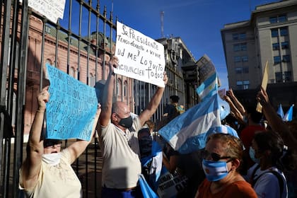Pancartas y carteles diversos en la marcha por el 27F frente a la Casa Rosada