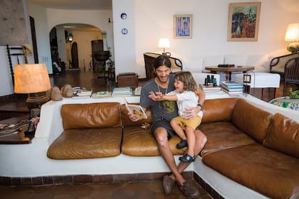 “Timoteo es muy dulce y súper cariñoso. Habla desde muy chiquito y tiene mucha imaginación”, dice el músico (que además se luce como DJ), de su hijo mayor.