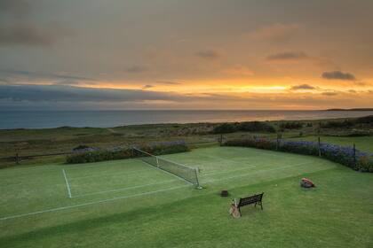 Desde el jardín de la casa, se aprecia la cancha de tenis. “Papá fue presidente de la Asociación Argentina de Tenis y esta cancha es conocida porque es de pasto", cuenta Panchi.