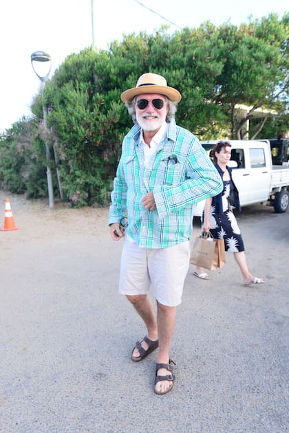 El exrepresentante de modelos paró en el parking de La Huella, sorprendió a todos con su frondosa barba canosa y se sacó fotos con quienes se acercaron a saludarlo