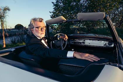 Pancho Dotto a bordo de su Mercedes-Benz 280 SL, Pagoda, de 1969. “Hago todo lo posible para que me vean bien”, dice