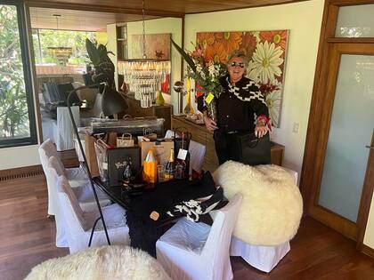 Pancho Dotto, al día siguiente, muy agradecido, posó junto a sus regalos