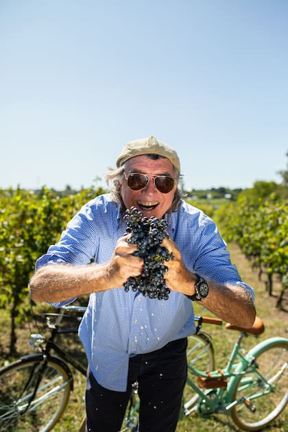 Pancho Dotto durante los festejos de la vendimia de su chacra de Entre Ríos, a comienzos de este año