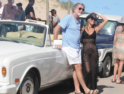 Pancho Dotto, el reconocido ex manager de beauties, ama los motores. En Uruguay, tiene un Rolls-Royce convertible, Corniche II, de 1989, que maneja durante el verano. En la foto, junto a Pampita Ardohain, diosa que descubrió con su agencia.