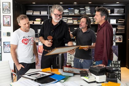 Pancho Dotto, en su casa de Punta Chica, junto a los directivos de Zeppelin Studios, los realizadores de su serie documental. En la foto: Hernán Guerschuny, Robert Bonomo y Juan Villegas