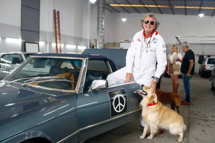 Pancho Dotto en uno de sus autos de colección