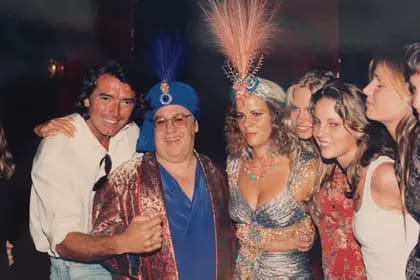 Pancho Dotto, Gilberto Scarpa, Enriqueta, y las modelos Carola del Bianco, Moira Gough y Dolores Barreiro, en la fiesta de Las mil y una noches en Punta del Este