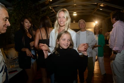 Pancho Dotto organizó esta fiesta para celebrar una nueva etapa en Uruguay. A puro baile, la exmodelo Carola del Bianco y su hija. También Adrián Echaider se acercó a celebrar.
