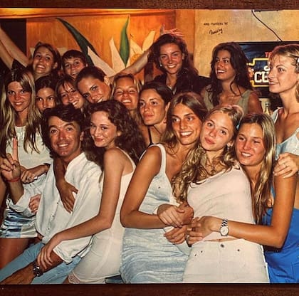 Pancho Dotto, rodeado por sus modelos, en la inauguración de la agencia Dotto Models en el cruce de José Ignacio, al lado de Coyote