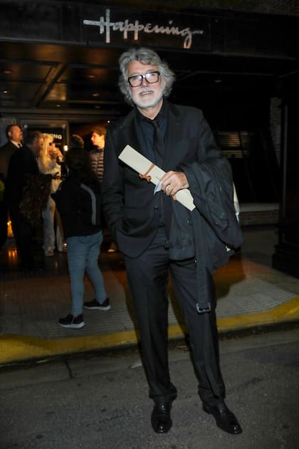 Pancho Dotto se retira con el regalo que Osvaldo Brucco les hizo a los invitados: un cuchillo para el asado