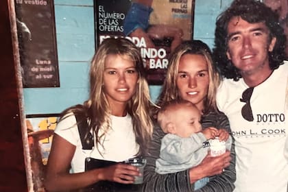 Pancho en 1989, con las jóvenes Valeria Mazza y Bárbara Durand, dos de las modelos que crecieron y triunfaron en su agencia, Dotto Models.