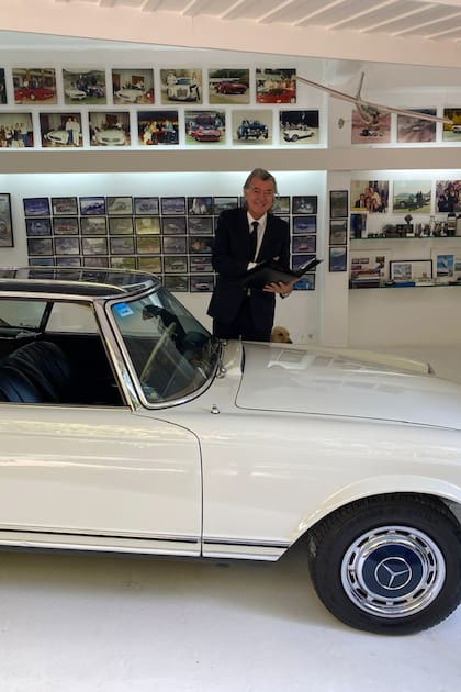 Pancho en la amplia cochera con capacidad para siete autos. En la imagen, él posa con su Mercedes Pagoda 280 de 1969 que, al igual que la casa, está en venta.