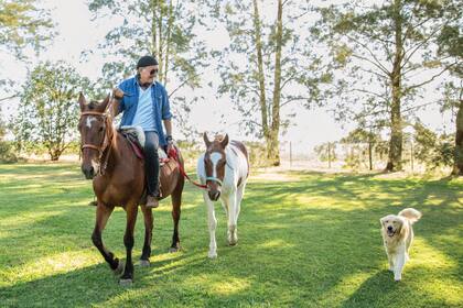 Pancho monta a su yegua Esperanza, nombrada en honor a su sobrina mayor. A su lado está Candelaria, cría de otra de sus yeguas llamada Carolina, dado que fue un regalo de su ex novia, Carolina Gimbutas.