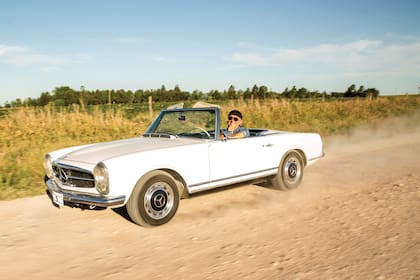 Pancho pasea con su Mercedes- Benz 280 SL, su auto preferido.