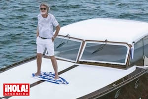 Pancho posa en Punta del Este en la proa de Indio, el crucero clásico Pagliettini de 1939 que pertenece a su amigo Ricardo Glasman.