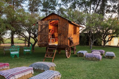 Pancho restauró una carreta de principios de siglo XX que le regaló una vecina y la ubicó en el parque.