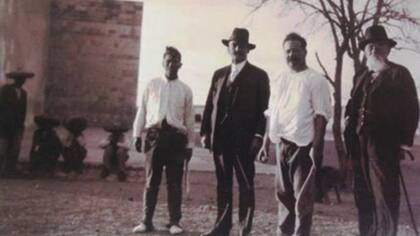Pancho Villa, de blanco en el centro, era gran fanático de la pelota vasca