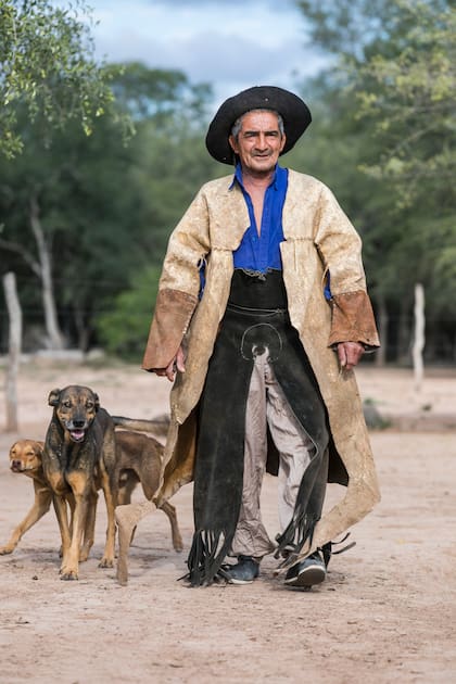 Pancho y su coleto de cuero, que lo protege de las espinas del monte.
