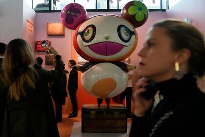 Panda (2003), de Takashi Murakami, se alza sobre un antiguo baúl Louis Vuitton