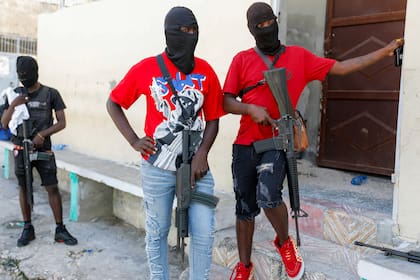 Pandilleros enmascarados montan guardia durante una rueda de prensa de Barbecue en Puerto Príncipe  