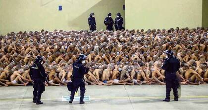 Pandilleros salvadoreños esperan a que sus celdas, en el penal de Izalco, sean requisadas por orden del presidente Nayib Bukele