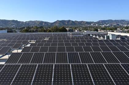Paneles solares en el techo de un edificio en Los Ángeles, California, el 18 de junio de 2022. (Crédito: Daniel SLIM/AFP)