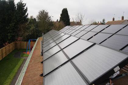 Paneles solares híbridos Volther instalados en una casa