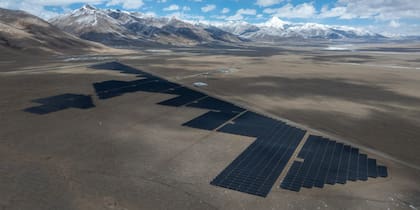 Paneles solares instalados a gran escala, una de las fuentes renovables con mayor crecimiento proyectado para las próximas décadas