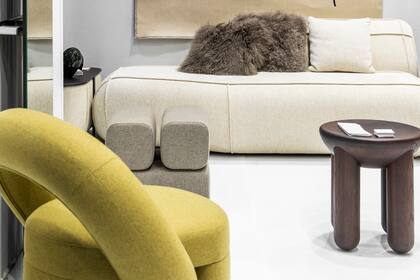 Paneles textiles que remiten a los campos de Ucrania, de Staritska Maysternya