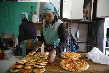 Panes y pizzas recién horneados se producen en la cooperativa Unión y Progreso, que Barrios de Pie atiende en Rafael Calzada