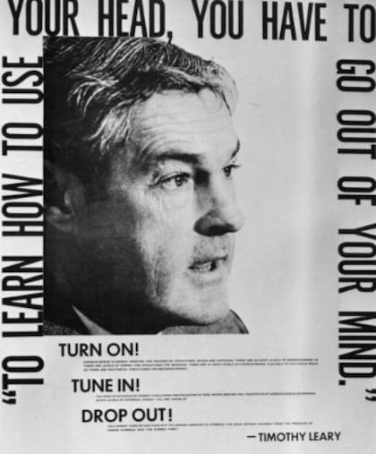 Panfleto de Leary con la consigna: "para saber cómo usar la cabeza, tenés que salirte de la mente"